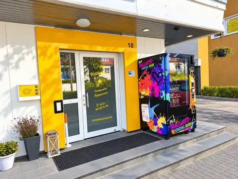 Bunt folierter TRALLAFITTI-Automat neben dem gelben Hauseingang Borussiastraße 18 in Dortmund-Oespel